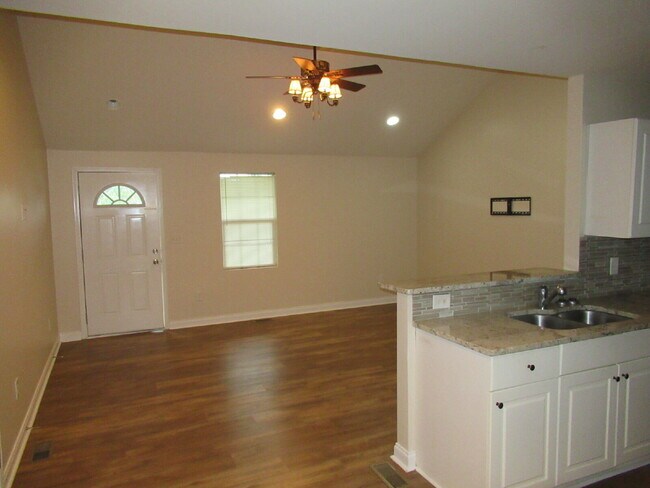 Building Photo - Duplex with Garage in Lincolnton!