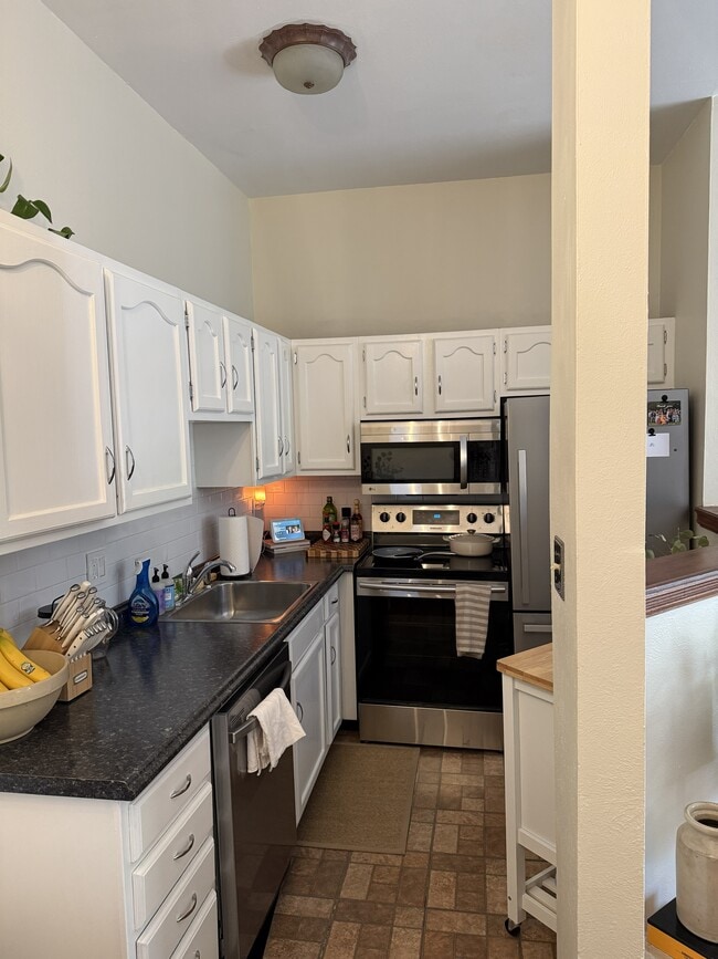 Kitchen - 1373 N Franklin St