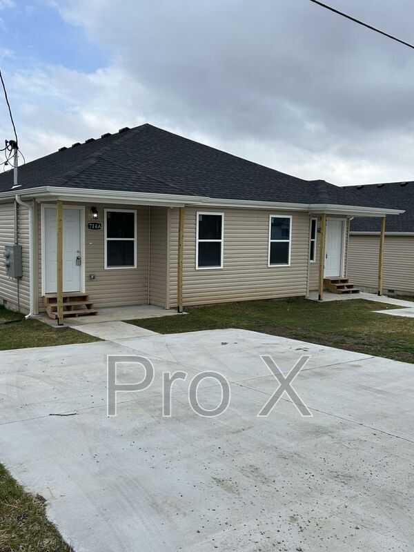 Building Photo - 714 Columbus St