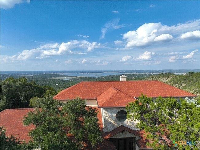 Building Photo - 2000 Village Oak