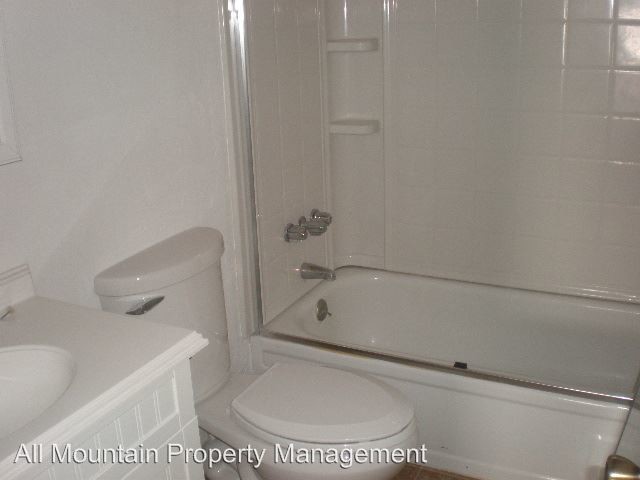 Building Photo - 42705 Moonridge Rd