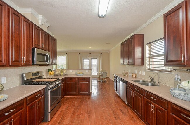 Foto del edificio - 2410 Crossmill Ln