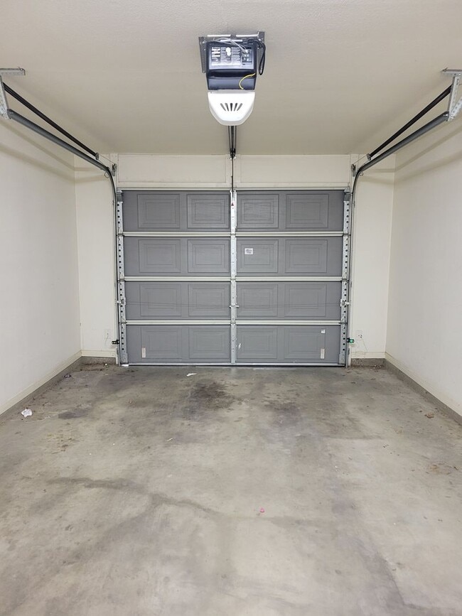Building Photo - HUGE 2 BEDROOM DUPLEX IN HARKER HEIGHTS!