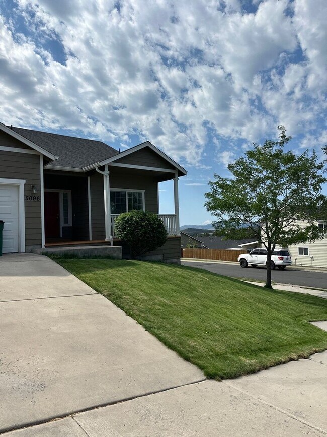 Foto del edificio - 5096 Larch Ln