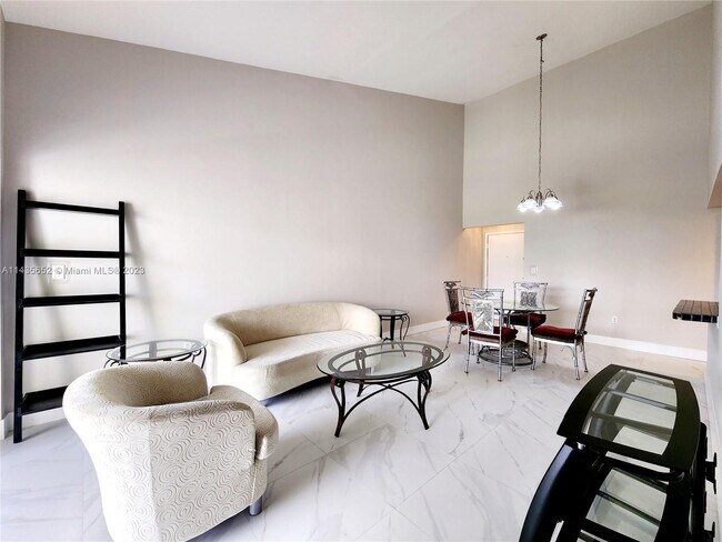 Building Photo - 9425 Fontainebleau Blvd