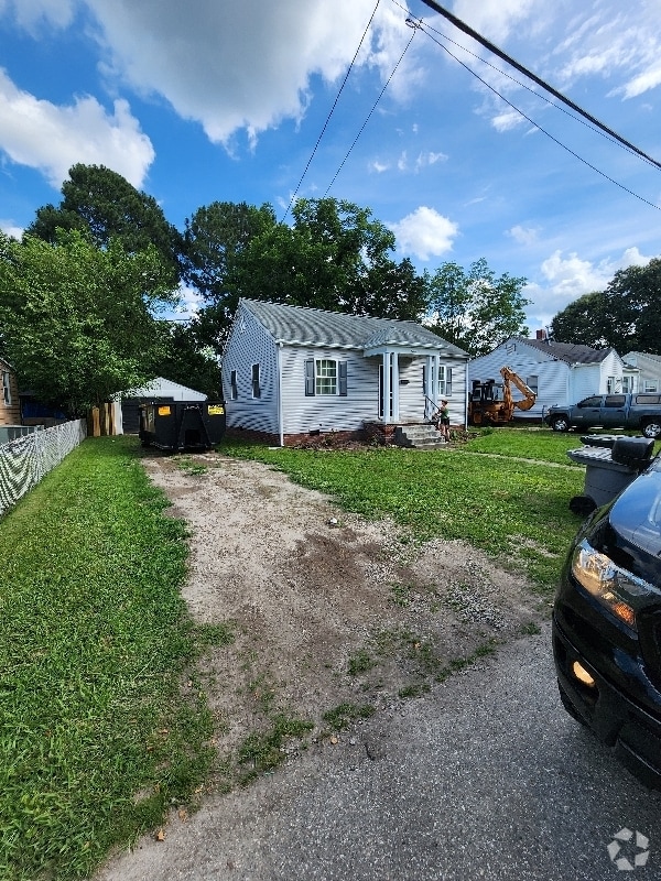 Building Photo - 18 Cavalier Rd
