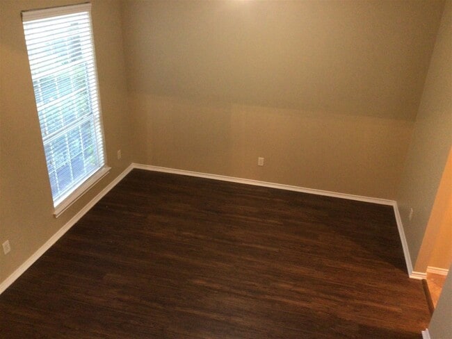 Foto del edificio - 2718 Lakecrest Way Dr