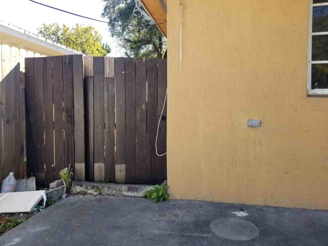 Foto del edificio - 1298 NW 38th St