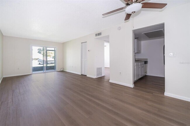 Foto del edificio - 920 Lake Destiny Rd