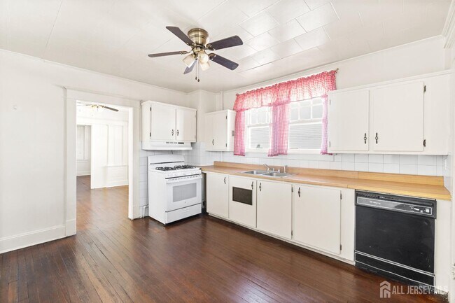 Foto del edificio - 196 Strawberry Hill Ave