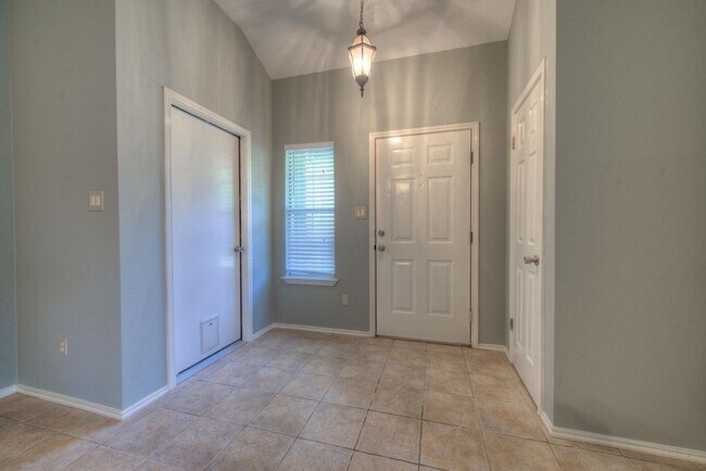 Foto del edificio - Great home with easy maintenance flooring.