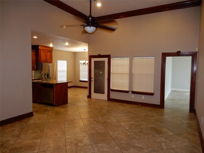 Foto del edificio - 13531 Russ Dr