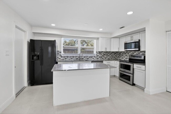 Building Photo - 2630 SW 49th Ct