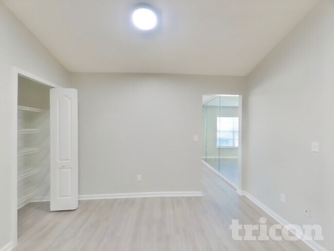Foto del edificio - 6676 Southern Oaks Dr