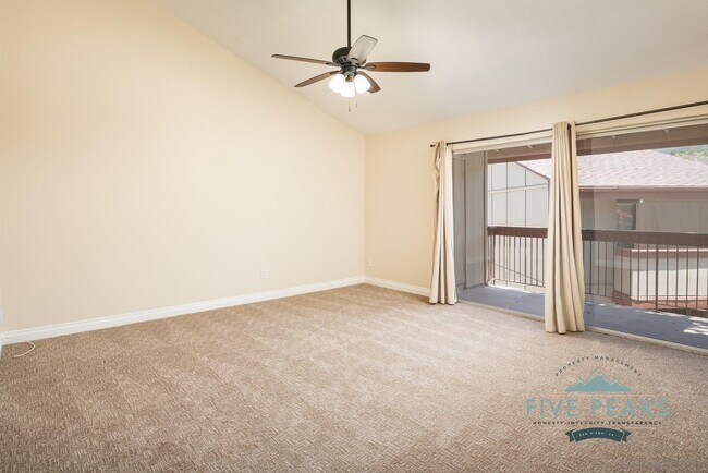Foto del edificio - 5533 Adobe Falls Rd
