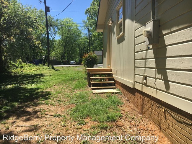 Building Photo - 3 br, 1 bath House - 2 Robinson Ave