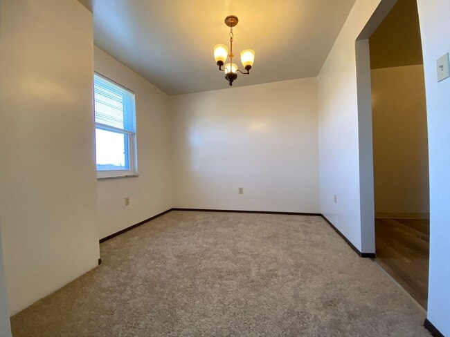 Building Photo - Awesome Two Bedroom at Bellwood Manor - Di...