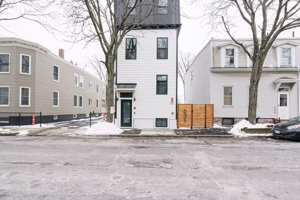 Foto principal - 631 Saratoga St
