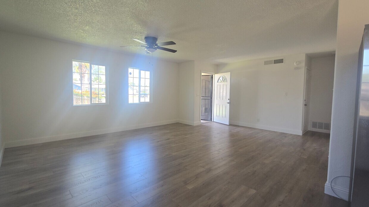 Building Photo - 1185 Lincolnwood Cir