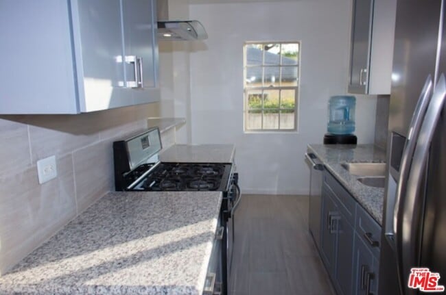 Building Photo - 1055 S Stanley Ave