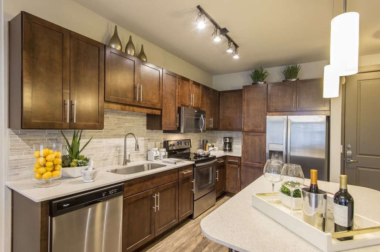 Primary Photo - Live Smart, Live Midtown + Free Weeks!