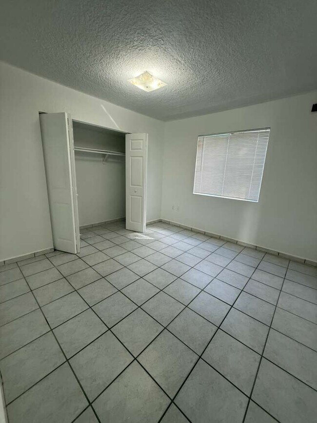 Foto del edificio - 8027 NW 8th St