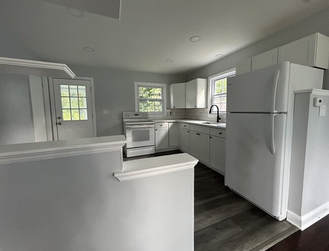 Building Photo - 152 Cottage Rd