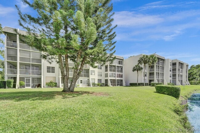 Building Photo - 9470 Poinciana Pl