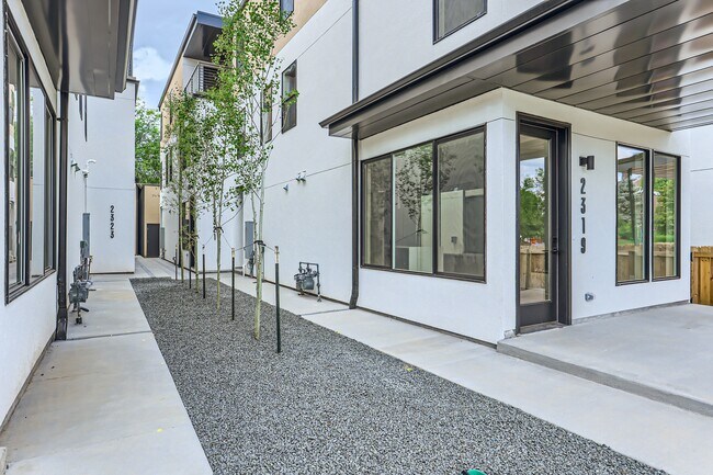 Walkway from High Street - 2321 S High St