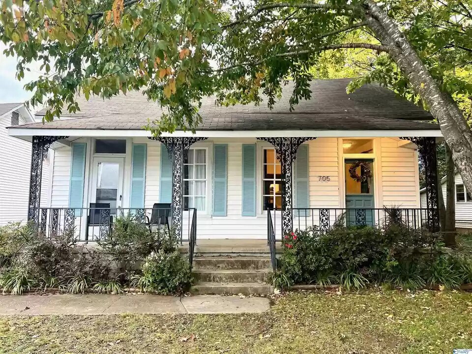 Front - 705 Stevens Ave NE