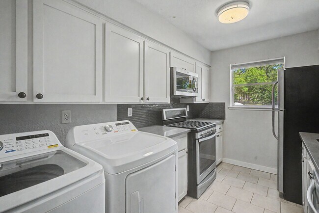 Building Photo - 413 W Semands Ave