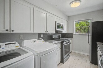 Building Photo - 413 W Semands Ave
