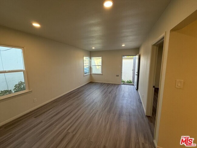 Foto del edificio - 5242 Mccallum Ave