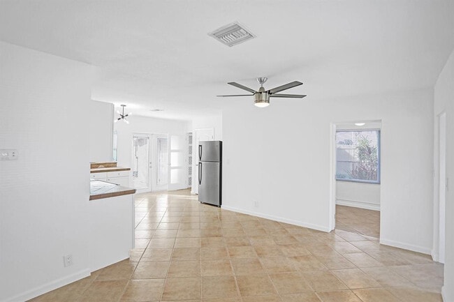 Foto del edificio - 651 NE 59th Ct