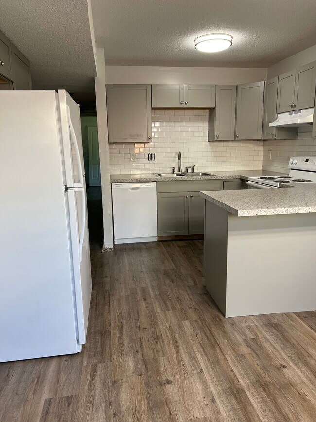 Building Photo - 305 Cornelia Dr