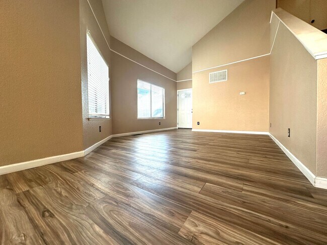 Building Photo - Lovely 3 Bed, 2.5 Bath with SOLAR and Comm...