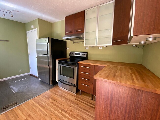Building Photo - Lovely Cully Home with Bonus Loft, Basemen...