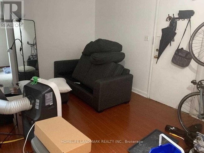 Photo du bâtiment - 220-220 Gerrard St E