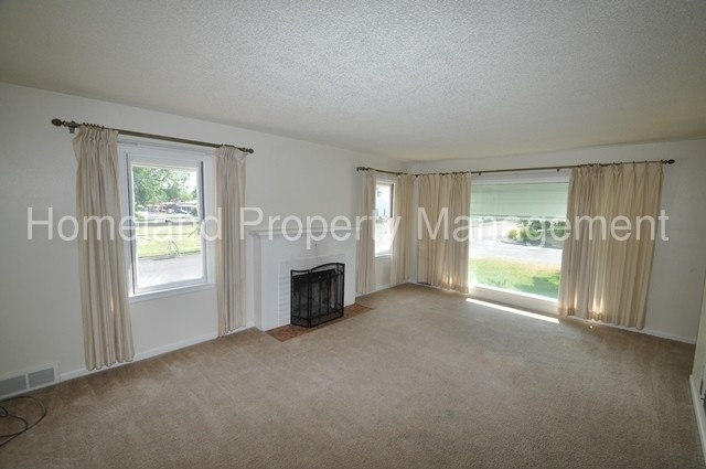 Building Photo - Upper South Hill Charmer!