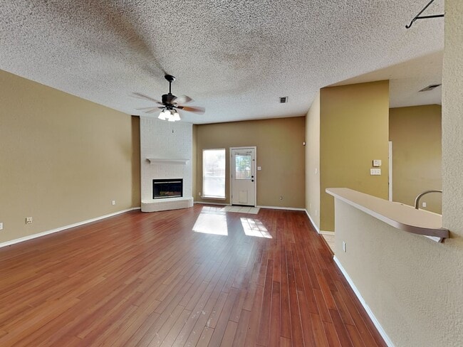 Foto del edificio - MOVE-IN READY NOW! Corner Lot in White Settlement ISD!