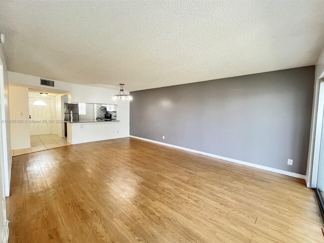Foto del edificio - 8330 Sands Point Blvd