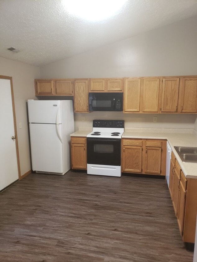 Foto principal - 3319-3321 Hopkins Dr