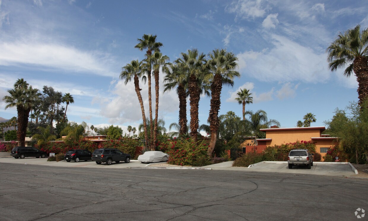 Primary Photo - 2980 E Ranchero Dr