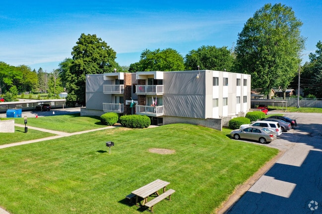 Building Photo - Robin Oaks