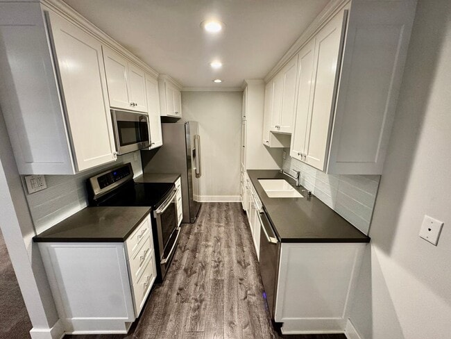 Building Photo - REMODELED 1 BEDROOM CONDO - Naples Island ...