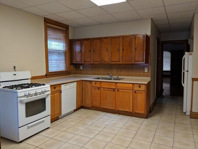 Building Photo - 3 bedroom in Chicago IL 60647
