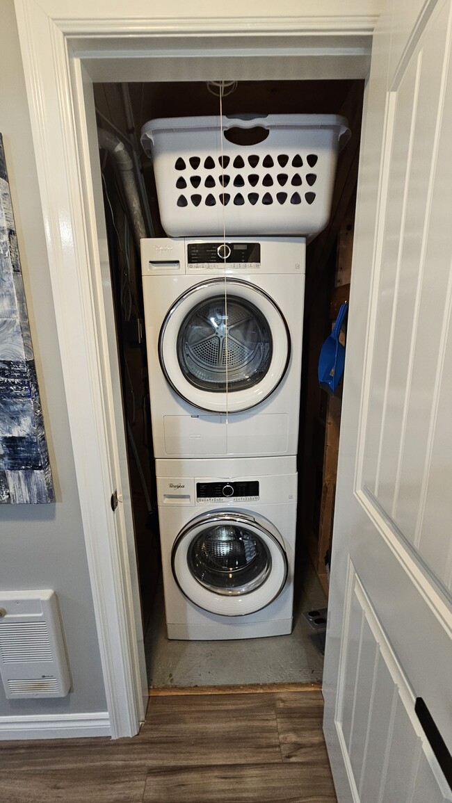 Building Photo - 5741 Shawnigan Dr