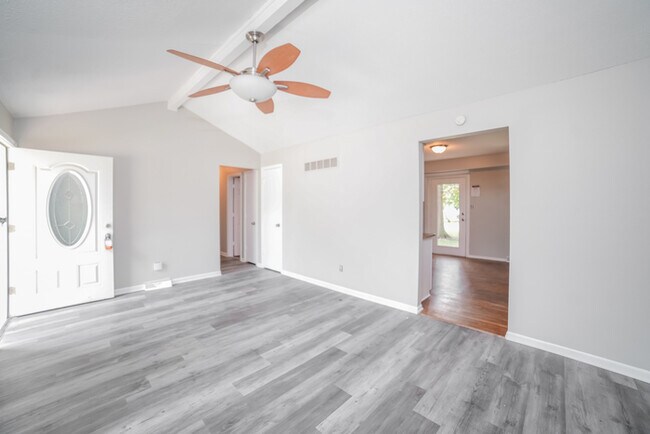 Foto del edificio - 317 NE Lakeview Dr