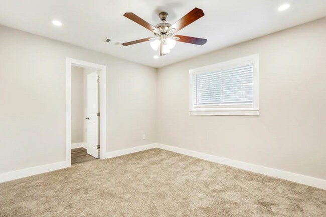 Foto del edificio - 5689 Nichols Ln