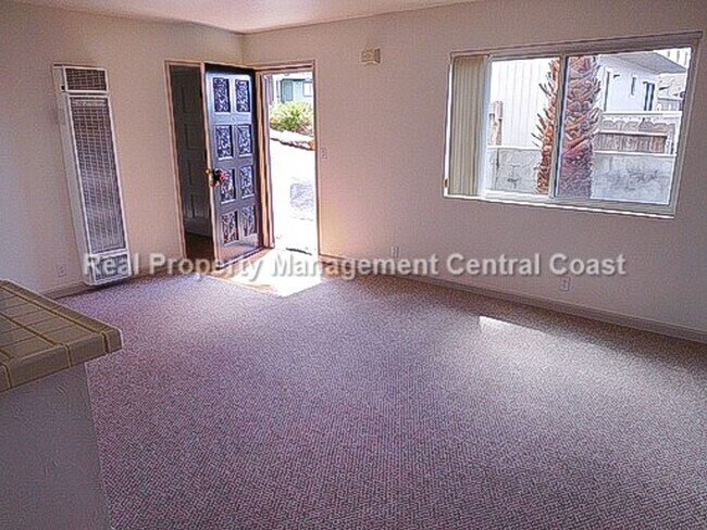 Foto del edificio - LEASE PENDING - Updated Cambria Duplex Nea...